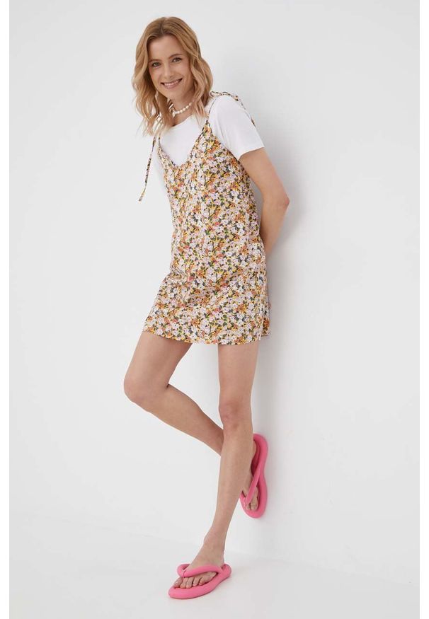 Vero Moda sukienka bawełniana kolor żółty mini rozkloszowana. Kolor: żółty. Materiał: bawełna. Długość rękawa: na ramiączkach. Długość: mini