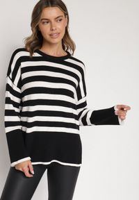 Born2be - Biało-Czarny Sweter o Kroju Oversize z Motywem Pasków Irtusa. Okazja: na co dzień. Kolor: biały. Materiał: jeans. Styl: casual #5