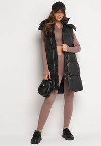 Born2be - Czarna Kamizelka o Długim Pikowanym Fasonie z Odpinanym Kapturem Glonte. Okazja: na co dzień. Kolor: czarny. Materiał: tkanina, materiał. Długość: długie. Styl: casual, klasyczny #3