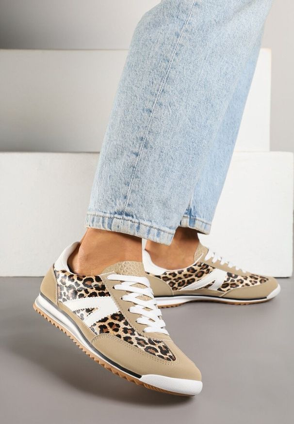 Renee - Panterkowe Sneakersy Ozdobione Geometrycznym Motywem Clevandra. Okazja: na co dzień. Materiał: jeans. Szerokość cholewki: normalna. Wzór: aplikacja, geometria