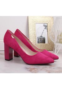 Czółenka zamszowe damskie na słupku fuksja T.Sokolski W23-402 różowe. Kolor: różowy. Materiał: zamsz. Obcas: na słupku #6