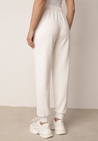 Born2be - Białe Spodnie Dresowe Joggery z Wysokim Stanem i Ściągaczami przy Kostkach Janlea. Okazja: do domu, na co dzień, na spacer. Stan: podwyższony. Kolor: biały. Materiał: dresówka. Długość: krótkie. Styl: sportowy, klasyczny, casual #7