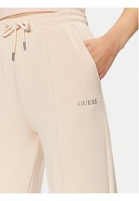 Guess Spodnie dresowe V5RB19 KCOB2 Beżowy Regular Fit. Kolor: beżowy. Materiał: syntetyk