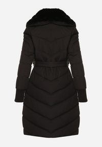 Born2be - Czarna Elegancka Kurtka z Pikowanymi Przeszyciami i Futrzanym Kołnierzem Gallea. Okazja: na spacer, na co dzień. Kolor: czarny. Materiał: futro. Sezon: zima. Styl: elegancki #7