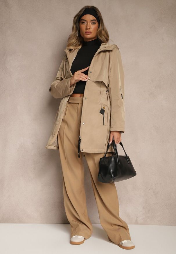 Renee - Ciemnobeżowa Kurtka Typu Parka z Kapturem o Klasycznym Kroju Tulania. Okazja: na co dzień, na spacer. Typ kołnierza: kaptur. Kolor: beżowy. Materiał: jeans. Styl: klasyczny