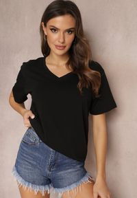 Renee - Czarny T-shirt Nikoneus. Typ kołnierza: dekolt w kształcie V. Kolekcja: plus size. Kolor: czarny. Materiał: dzianina. Długość rękawa: krótki rękaw. Długość: krótkie. Wzór: gładki. Styl: klasyczny #3