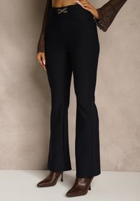 Renee - Granatowe Spodnie Dzwony High Waist w Eleganckim Stylu ze Sprzączką Tevanda. Stan: podwyższony. Kolor: niebieski. Materiał: koronka. Długość: krótkie. Styl: elegancki #5