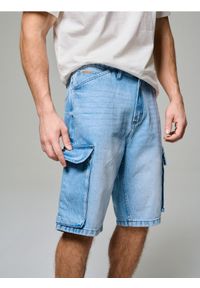 Sinsay - Luźne szorty cargo z efektem sprania - niebieski. Kolor: niebieski