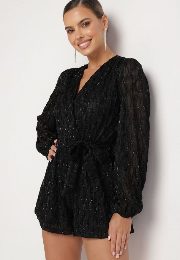 Born2be - Czarny Kombinezon o Kopertowym Kroju Zdobiony Błyszczącą Nitką i Wiązany w Pasie Venvina. Kolor: czarny. Materiał: skóra. Wzór: aplikacja. Styl: elegancki