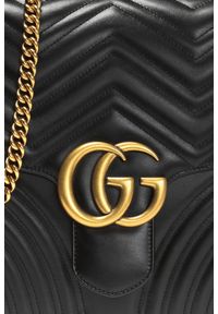 Gucci - GUCCI Skórzana duża torebka GG Marmont. Kolor: czarny. Wzór: jodełka. Materiał: skórzane. Rozmiar: duże. Rodzaj torebki: na ramię