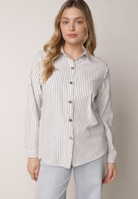 Born2be - Biała Klasyczna Koszula z Bawełną w Paski Zapinana na Ozdobne Guziki Doriareida. Okazja: na co dzień, na spacer. Kolor: biały. Materiał: bawełna. Wzór: paski. Styl: klasyczny #5