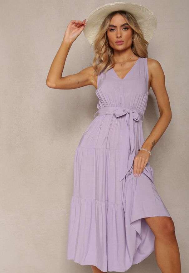 Renee - Fioletowa Wiązana Sukienka Midi bez Rękawów z Gumką w Talii Mideyo. Kolor: fioletowy. Materiał: wiskoza, materiał, tkanina. Długość rękawa: bez rękawów. Wzór: gładki. Typ sukienki: kopertowe. Długość: midi