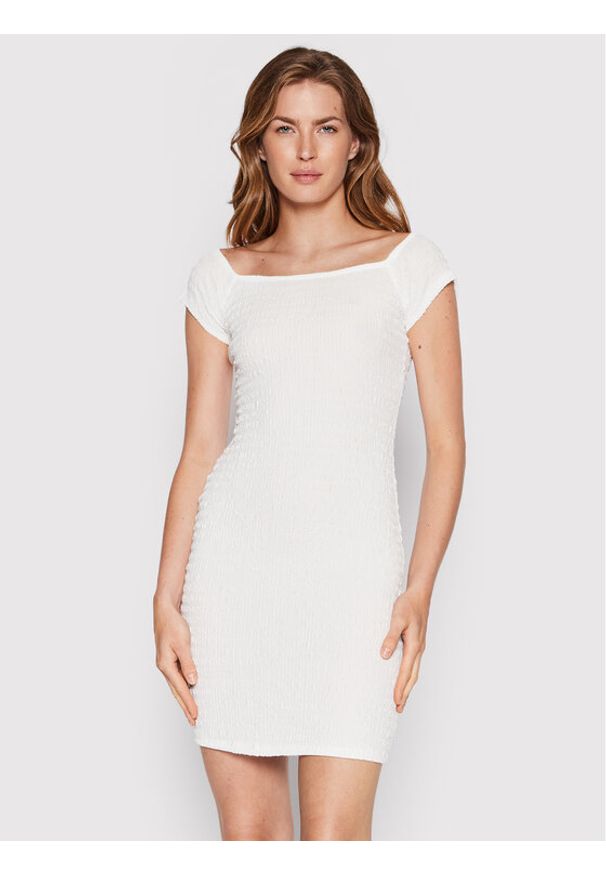 Glamorous Sukienka codzienna CK6629 Biały Slim Fit. Okazja: na co dzień. Kolor: biały. Materiał: syntetyk. Typ sukienki: proste. Styl: casual