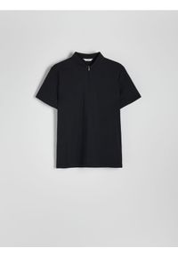 Reserved - Koszulka polo regular fit - czarny. Typ kołnierza: polo. Kolor: czarny. Materiał: dzianina. Wzór: gładki