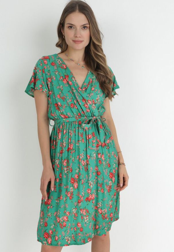 Born2be - Zielona Sukienka Midi z Wiskozy z Gumką w Talii i Krótkim Rękawem Jodys. Kolor: zielony. Materiał: wiskoza. Długość rękawa: krótki rękaw. Długość: midi