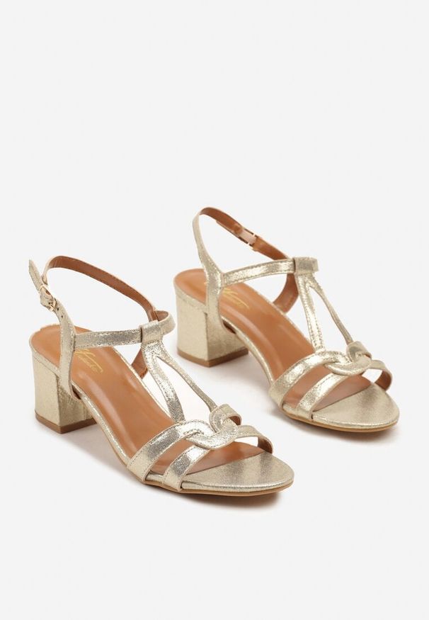 Renee - Złote Sandały na Słupkowym Obcasie z Ozdobnie Splecionymi Paskami Tirlexia. Okazja: na co dzień, na spacer. Nosek buta: otwarty. Zapięcie: pasek. Kolor: złoty. Obcas: na obcasie. Styl: elegancki, casual. Wysokość obcasa: średni