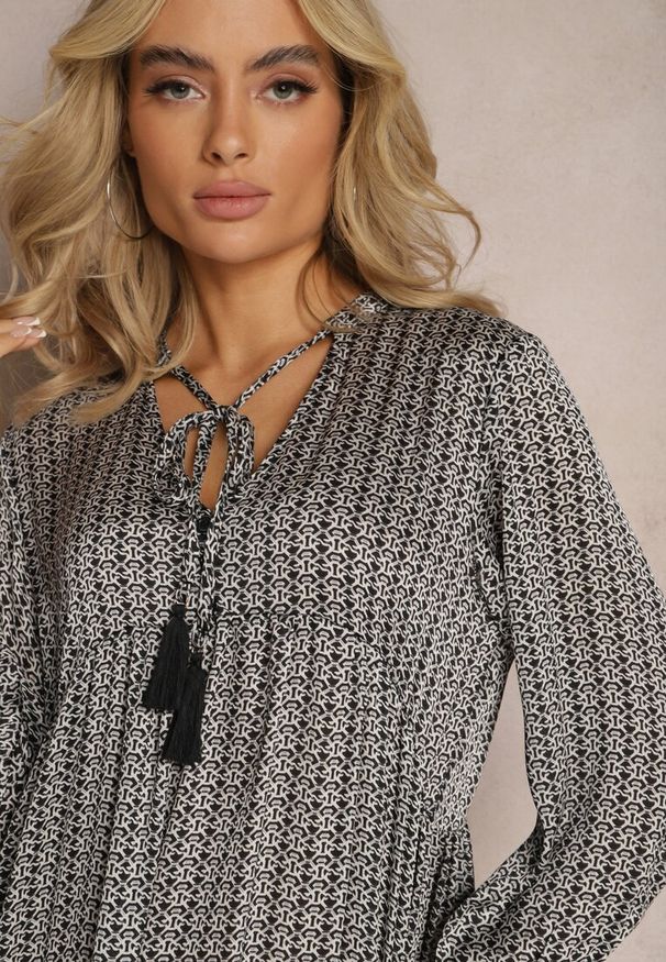 Renee - Czarno-Biała Trapezowa Sukienka z Chwostami i Rozkloszowanym Dołem Bleva. Kolor: czarny. Materiał: tkanina. Typ sukienki: trapezowe. Długość: mini