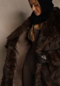 Renee - Brązowy Płaszcz Futro o Jednorzędowym Kroju z Szerokim Kołnierzem Aweda. Okazja: na co dzień. Kolor: brązowy. Materiał: futro. Styl: wizytowy, casual, elegancki #2