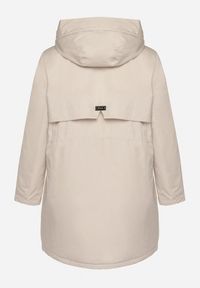 Born2be - Jasnobeżowa Kurtka Typu Parka z Kapturem i Podpinanymi Rękawami Falunea. Okazja: na co dzień, na spacer. Typ kołnierza: kaptur. Kolekcja: plus size. Kolor: beżowy. Materiał: jeans. Styl: klasyczny, sportowy, casual, elegancki #6