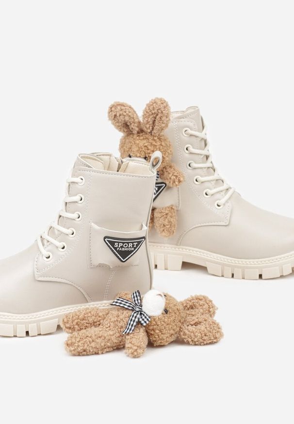 Born2be - Beżowe Botki Workery Ozdobione Królikiem 3D Retisa. Okazja: na co dzień. Kolor: beżowy. Materiał: jeans. Wzór: aplikacja. Styl: casual, elegancki