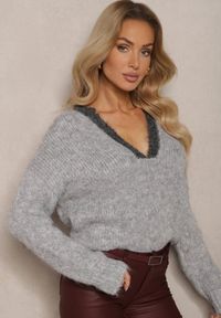 Renee - Szary Sweter z Wełną o Krótkim Kroju z Trójkątnym Dekoltem Savandoria. Okazja: na co dzień, na spacer. Typ kołnierza: dekolt w serek. Kolor: szary. Materiał: wełna. Długość: krótkie. Styl: casual