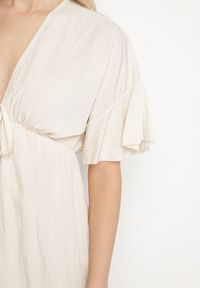 Born2be - Beżowa Nietoperzowa Sukienka z Wiskozą o Rozkloszowanym Kroju z Falbanką Tullimi. Okazja: na co dzień. Typ kołnierza: dekolt w kształcie V. Kolor: beżowy. Materiał: wiskoza. Styl: casual, elegancki #2