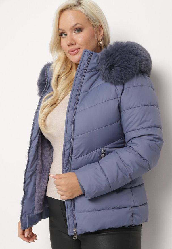 Born2be - Niebieska Pikowana Kurtka z Odpinanym Kapturem z Futerkiem Savessia. Okazja: na spacer. Kolekcja: plus size. Kolor: niebieski. Materiał: futro. Wzór: aplikacja. Styl: elegancki