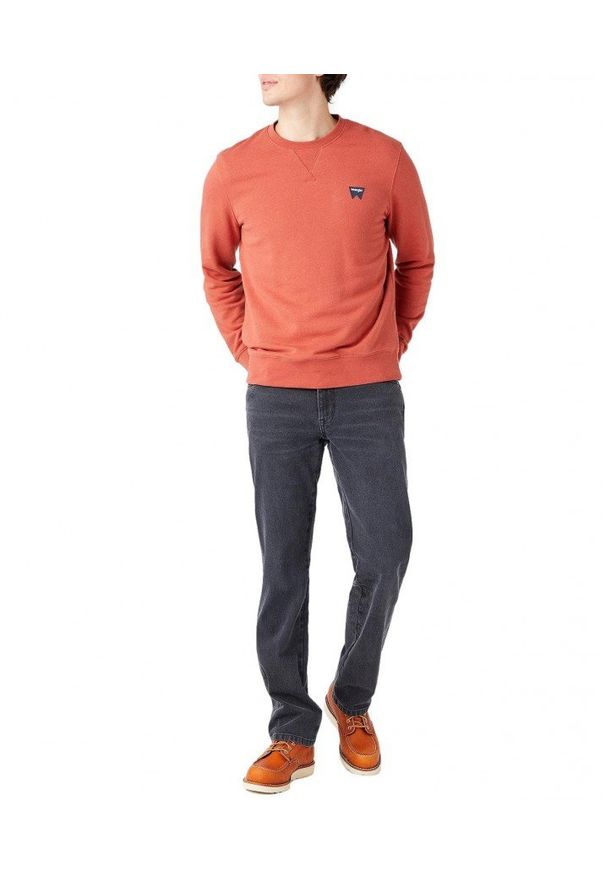 Wrangler - WRANGLER SIGN OFF CREW MĘSKA BLUZA KLASYCZNA ETRUSCAN RED W6589HA11 112146190. Styl: klasyczny