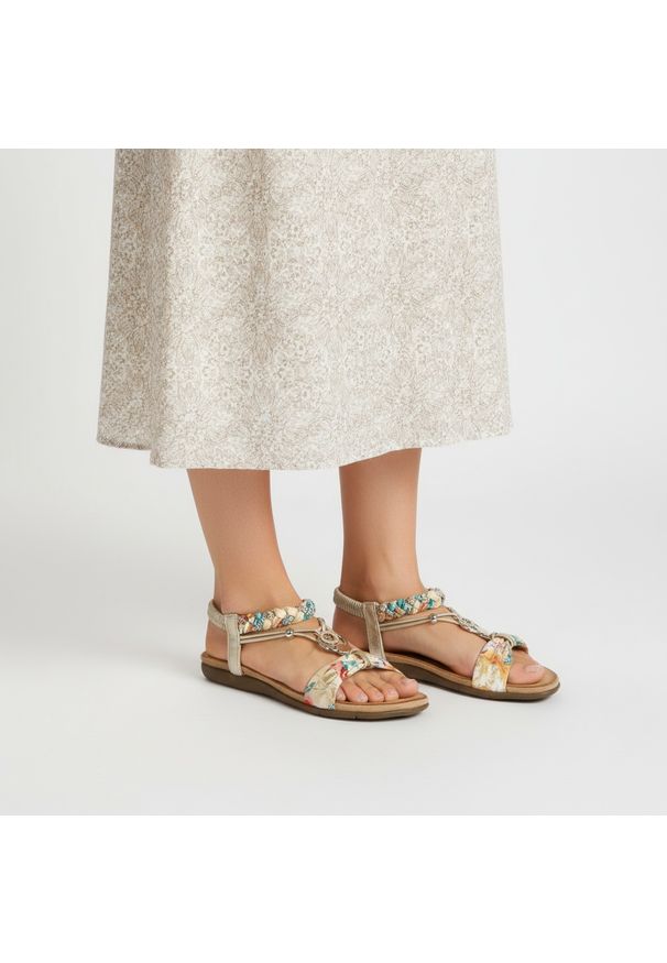 Sandały damskie Artiker, wsuwane na płaskiej podeszwie z ozdobami lekkie i wygodne, złote, 56C1316. Okazja: na spacer, na co dzień. Zapięcie: bez zapięcia. Kolor: złoty. Materiał: tkanina. Wzór: aplikacja. Sezon: lato. Obcas: na płaskiej podeszwie. Styl: casual, wakacyjny