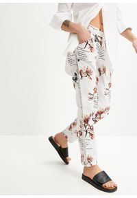 bonprix - Spodnie twillowe z elastycznego materiału z bawełną. Kolor: biały. Materiał: materiał, bawełna. Wzór: nadruk #1