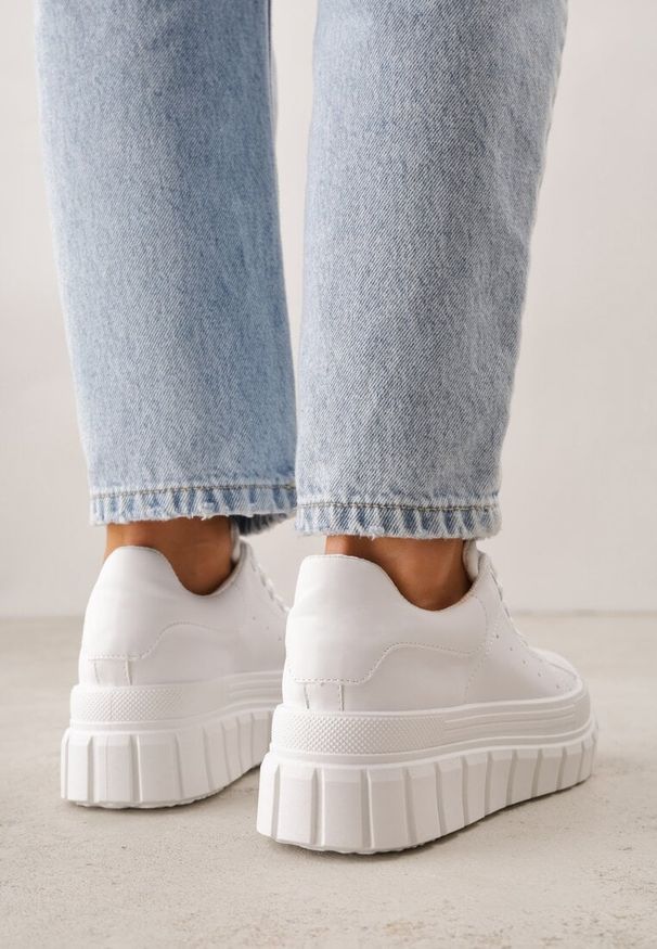 Renee - Białe Sneakersy VICES na Platformie w Stylu Chunky z Perforacją Hypsyllis. Okazja: na co dzień. Kolor: biały. Materiał: jeans. Obcas: na platformie