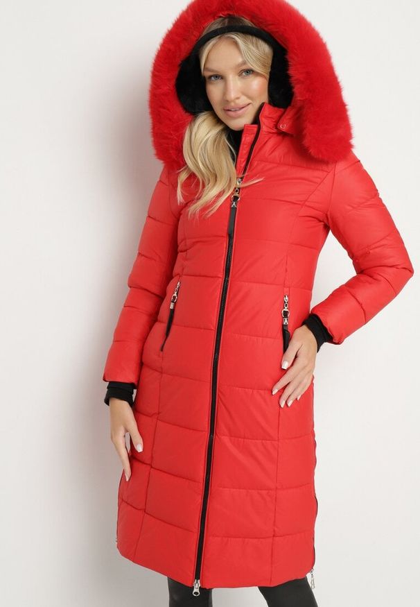 Born2be - Czerwona Długa Kurtka Pikowana z Futrzanym Kołnierzem z Możliwością Odpięcia Neavith. Okazja: na co dzień. Kolor: czerwony. Materiał: futro. Długość rękawa: długi rękaw. Długość: długie. Styl: klasyczny, casual, elegancki
