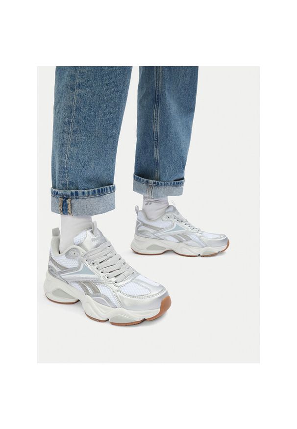Sneakersy Reebok. Kolor: srebrny
