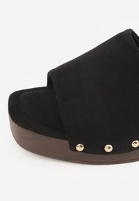 Renee - Czarne Klapki w Stylu Drewniaków z Nitami na Klockowym Obcasie Junikofa. Okazja: na co dzień. Kolor: czarny. Materiał: zamsz, koronka. Obcas: na obcasie. Styl: casual, rockowy. Wysokość obcasa: średni #9