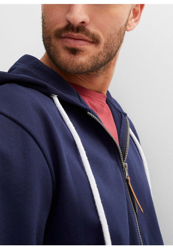 bonprix - Bluza rozpinana z kapturem z detalami z imitacji skóry. Typ kołnierza: kaptur. Kolor: niebieski. Materiał: poliester, skóra