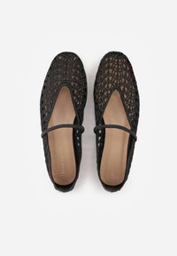 Renee - Czarne Balerinki Mary Jane z Ażurową Cholewką Imitującą Plecionkę Timina. Zapięcie: bez zapięcia. Kolor: czarny. Szerokość cholewki: normalna. Wzór: ażurowy. Sezon: wiosna. Styl: boho #2