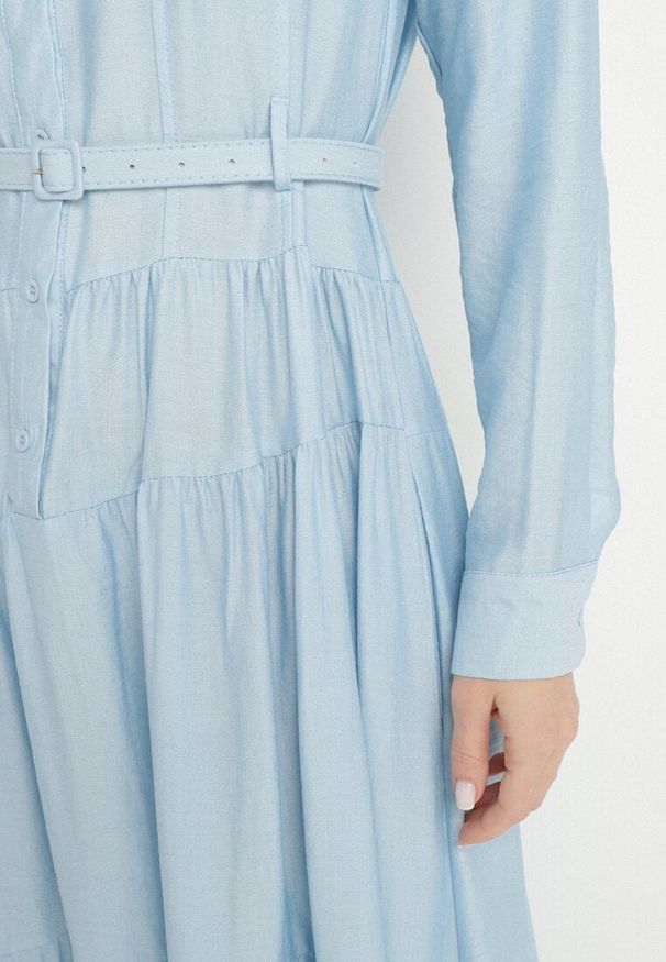 Born2be - Niebieska Wiskozowa Sukienka Ozdobiona Paskiem i Guzikami Ronitte. Okazja: na co dzień. Kolor: niebieski. Materiał: wiskoza. Wzór: aplikacja. Sezon: wiosna, lato. Styl: klasyczny, casual, elegancki