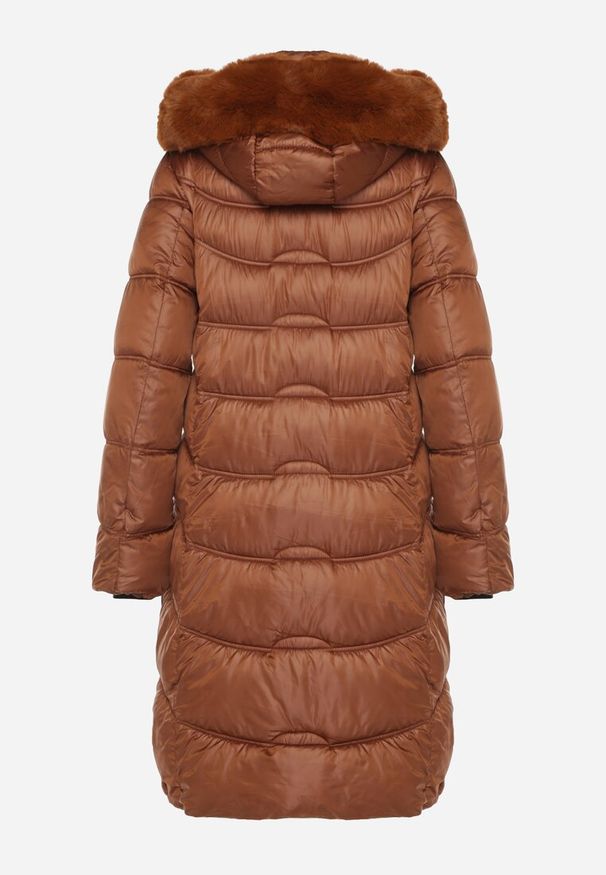 Born2be - Brązowa Pikowana Kurtka Płaszcz za Kolano z Kapturem i Futerkiem Naelora. Okazja: na spacer, na co dzień. Typ kołnierza: kaptur. Kolor: brązowy. Materiał: futro. Styl: casual, klasyczny