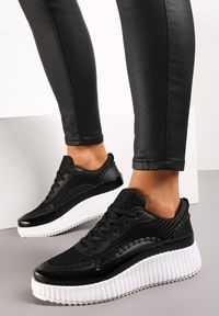 Renee - Czarne Sneakersy na Platformie Ozdobione Nitami i Patchworkowymi Wstawkami Jeneria. Kolor: czarny. Wzór: aplikacja. Obcas: na platformie #3