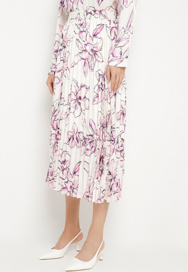 Born2be - Biało-Fuksjowa Spódnica z Wiskozą Zdobiona Plisami i Kwiatowym Wzorem Firavia. Okazja: na co dzień. Kolor: biały. Materiał: wiskoza. Wzór: kwiaty, aplikacja. Styl: casual