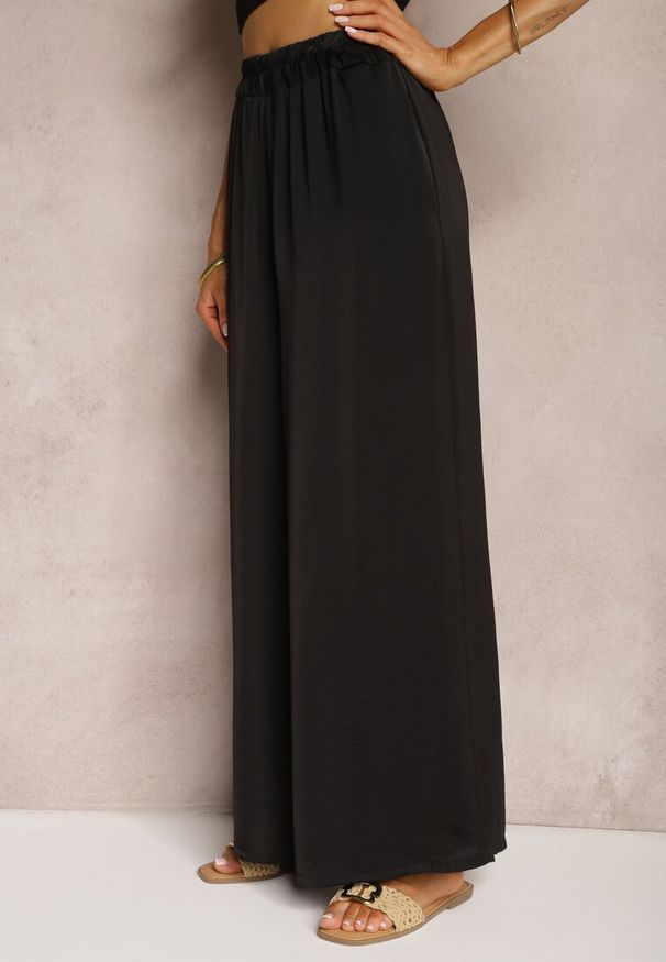 Renee - Czarne Wiskozowe Spodnie Szerokie High Waist Rissalene. Okazja: na spotkanie biznesowe, do pracy. Stan: podwyższony. Kolor: czarny. Materiał: wiskoza. Styl: biznesowy, elegancki