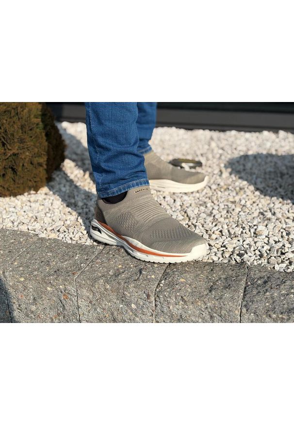 skechers - Męskie buty sportowe wsuwane beżowe SKECHERS ARCH-FIT ORVAN DENISON. Zapięcie: bez zapięcia. Kolor: beżowy