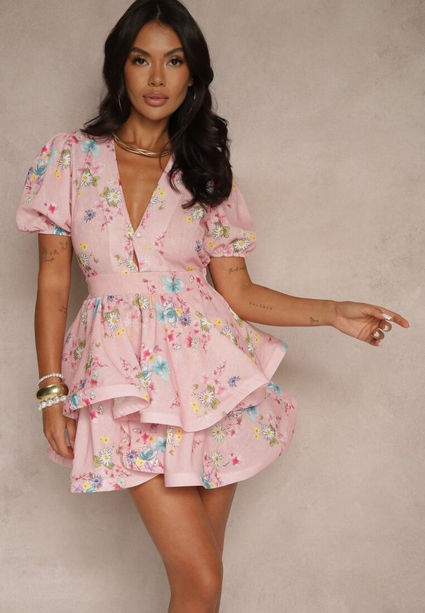 Renee - Różowa Rozkloszowana Sukienka z Bawełny Zdobiona Falbanami i Kwiatowym Wzorem Sarolisse. Okazja: na co dzień. Typ kołnierza: dekolt w kształcie V. Kolor: różowy. Materiał: bawełna. Długość rękawa: krótki rękaw. Wzór: kwiaty, aplikacja. Styl: casual