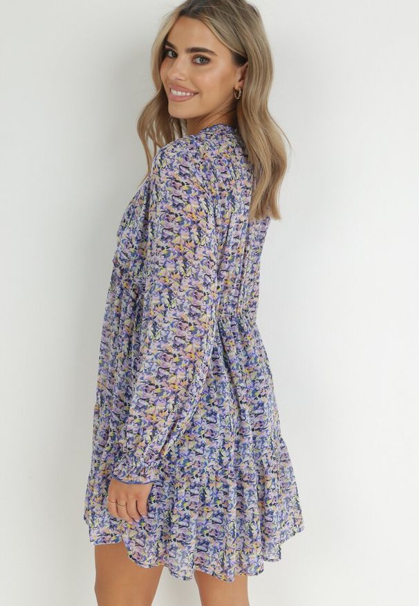 Born2be - Niebiesko-Fioletowa Sukienka Mini z Falbanką i Gumką w Pasie Annis. Okazja: na co dzień. Typ kołnierza: dekolt w kształcie V, kołnierz z falbankami. Kolor: niebieski. Długość rękawa: długi rękaw. Styl: elegancki, casual. Długość: mini