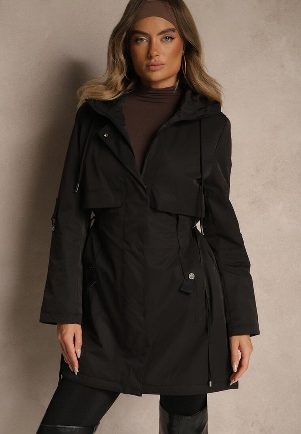 Renee - Czarna Kurtka Typu Parka z Kapturem o Klasycznym Kroju Tulania. Okazja: na co dzień, na spacer. Typ kołnierza: kaptur. Kolor: czarny. Materiał: jeans. Styl: klasyczny
