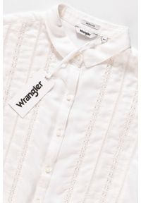 Wrangler - DAMSKA KOSZULA WRANGLER ROMANTIC TOP OFFWHITE W504LME02. Okazja: na co dzień. Kolor: biały. Wzór: aplikacja, ażurowy. Styl: elegancki, casual #10