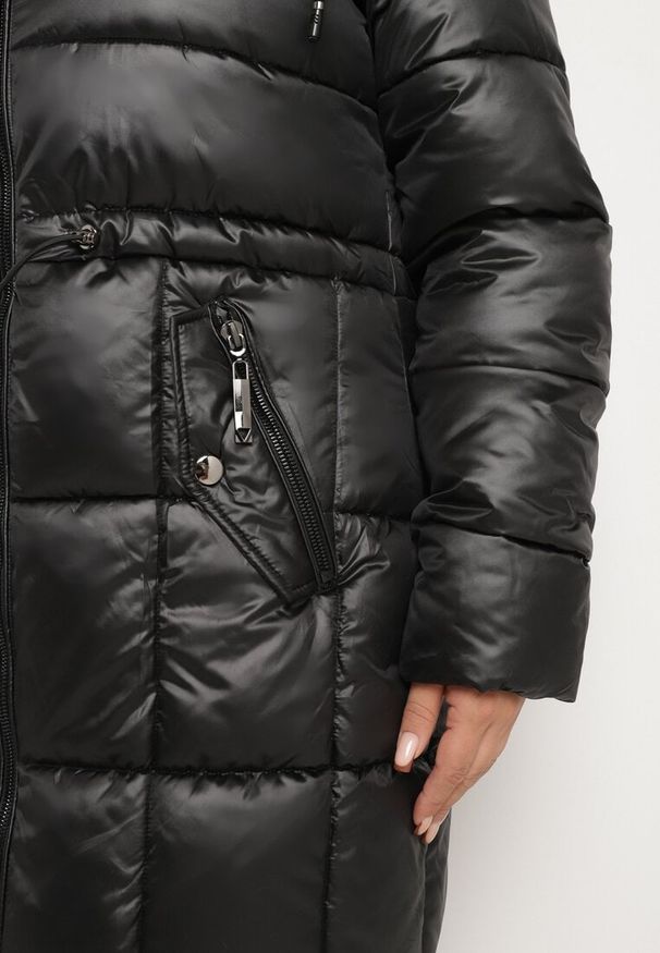 Born2be - Czarna Pikowana Kurtka ze Ściągaczem w Talii i Odpinanym Futerkiem przy Kapturze Zemilae. Okazja: na co dzień. Kolekcja: plus size. Kolor: czarny. Materiał: futro. Długość rękawa: długi rękaw. Długość: długie. Styl: elegancki, casual