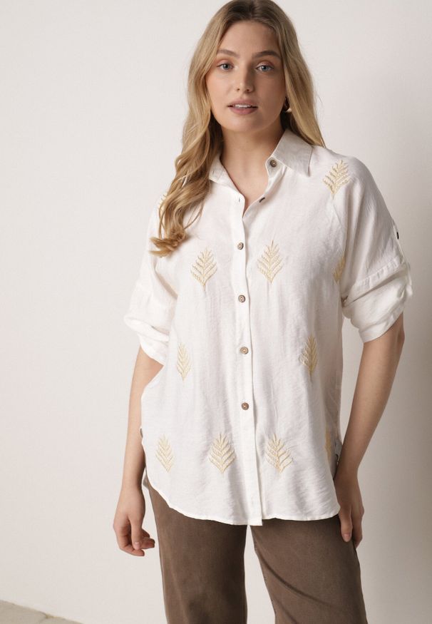 Born2be - Biała Koszula Boho z Wiskozy z Dłuższym Tyłem i Podpinanymi Rękawami Delmarene. Okazja: na co dzień. Typ kołnierza: kołnierzyk klasyczny. Kolekcja: plus size. Kolor: biały. Długość: długie. Wzór: gładki, haft, aplikacja. Materiał: wiskoza. Sezon: lato. Styl: boho