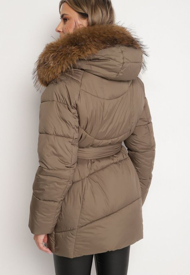 Born2be - Ciemnozielona Pikowana Kurtka z Kapturem z Odpinanym Futrem i Wiązanym Paskiem Issaronia. Okazja: na co dzień. Typ kołnierza: kaptur. Kolor: zielony. Materiał: futro. Styl: casual, elegancki