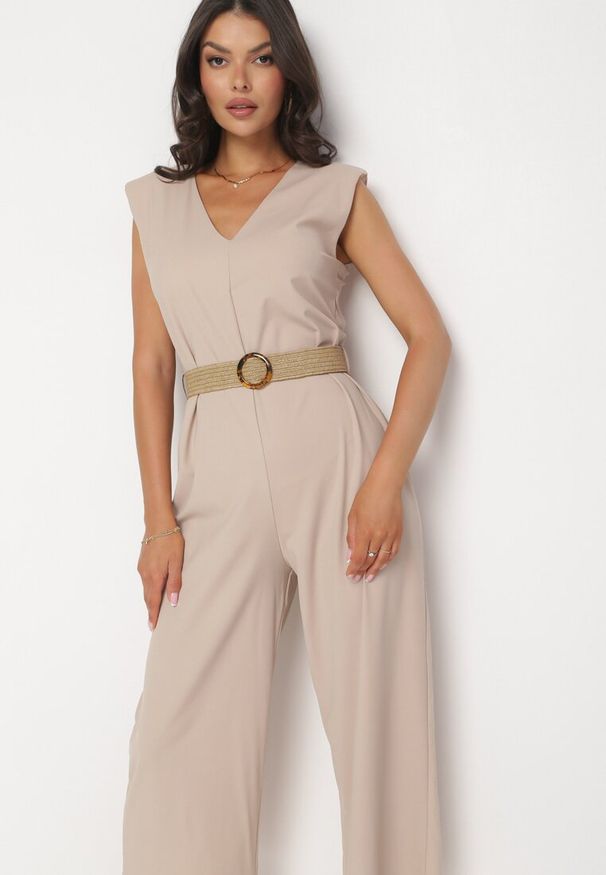 Born2be - Beżowy Kombinezon Zapinany na Suwak z Poduszkami w Ramionach i Paskiem z Klamrą Bless. Okazja: na co dzień. Kolor: beżowy. Styl: casual, klasyczny